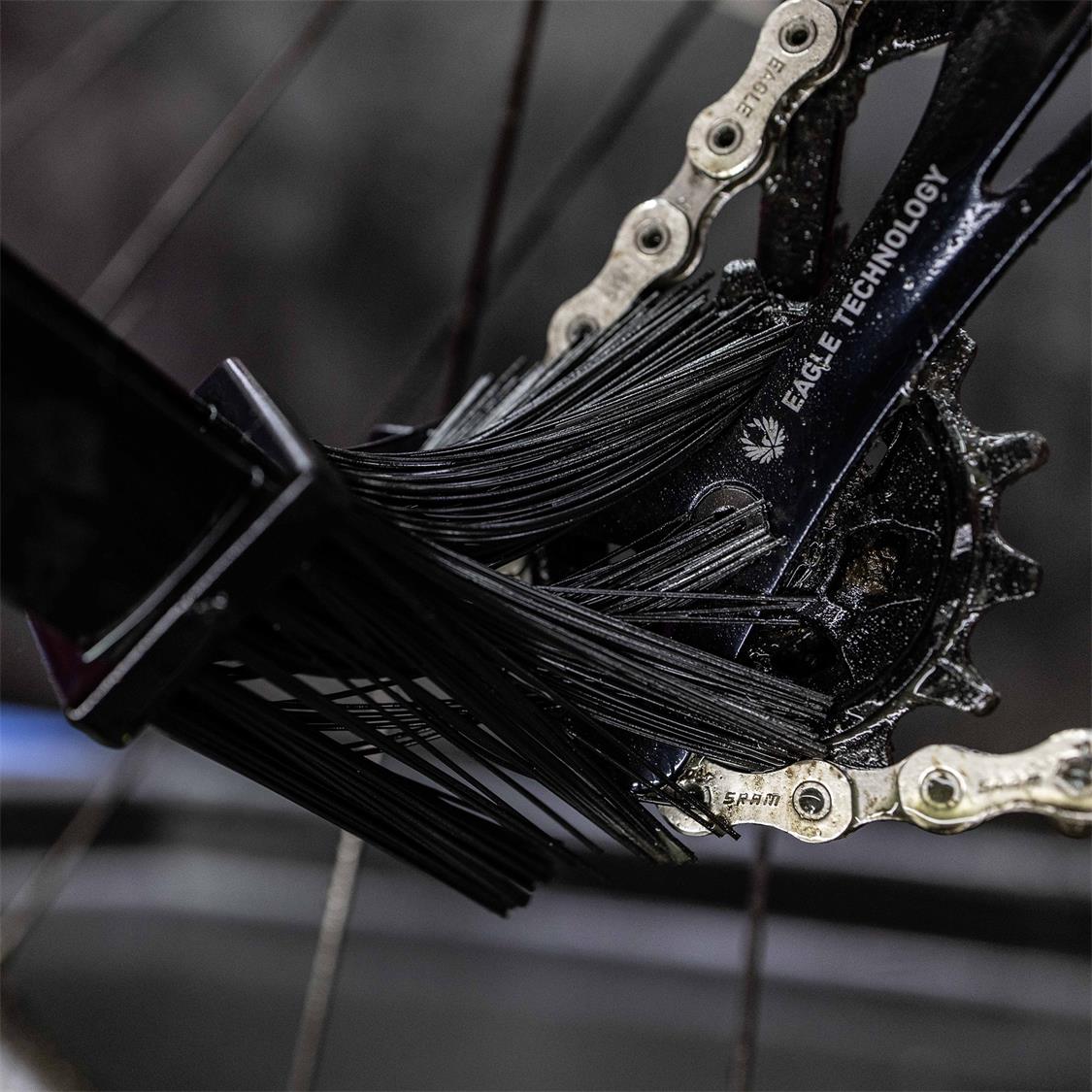 21071- bicycle chain brush 3